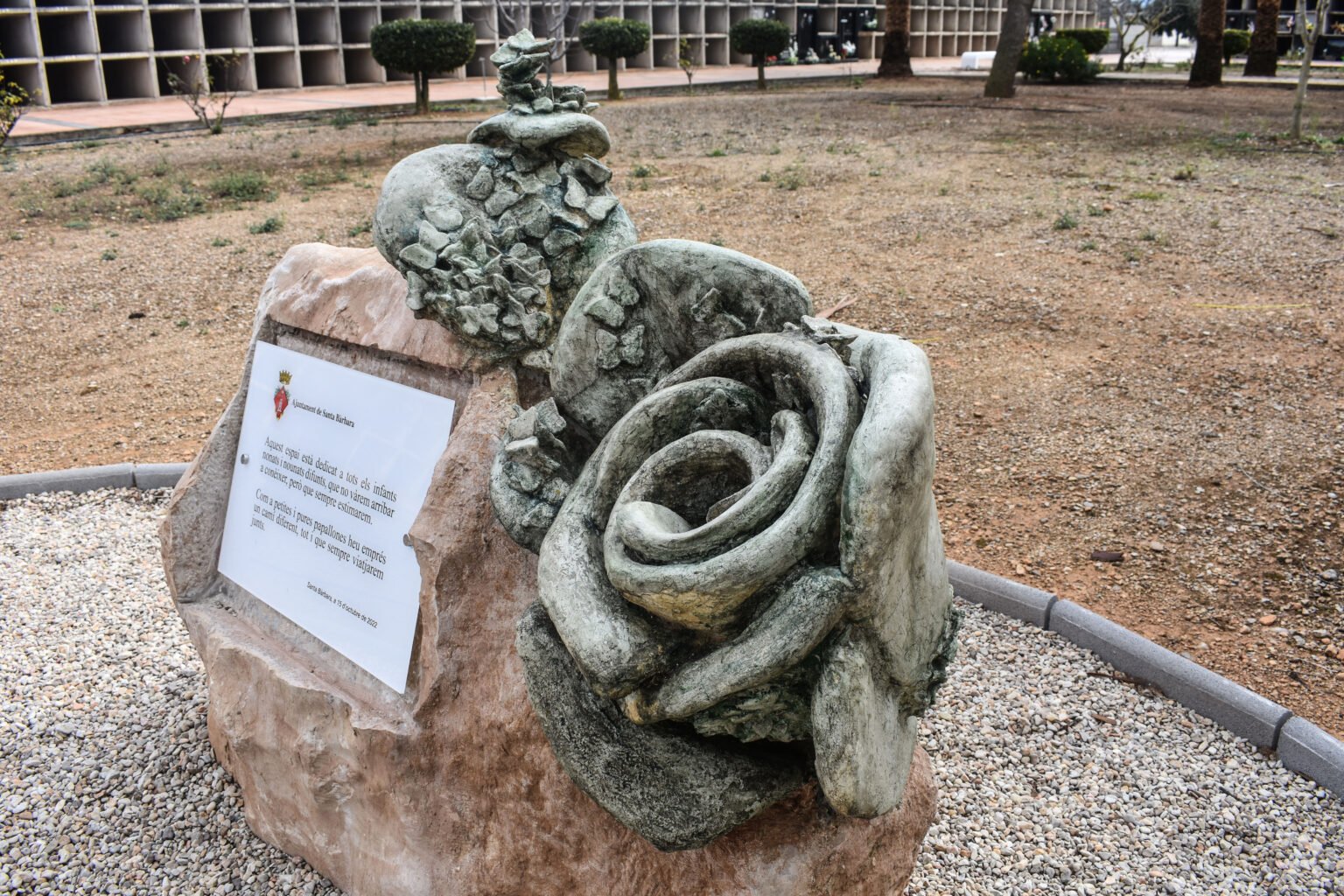 Escultura en piedra en forma de rosa