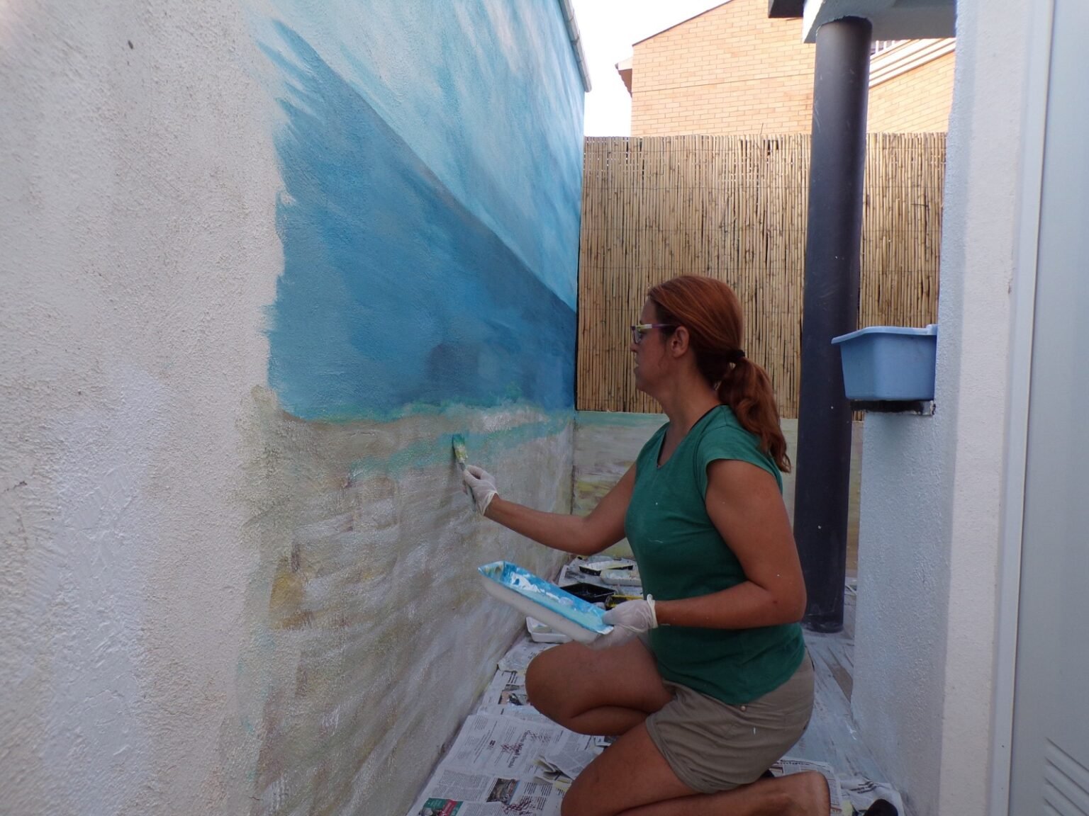 persona pintando un mural