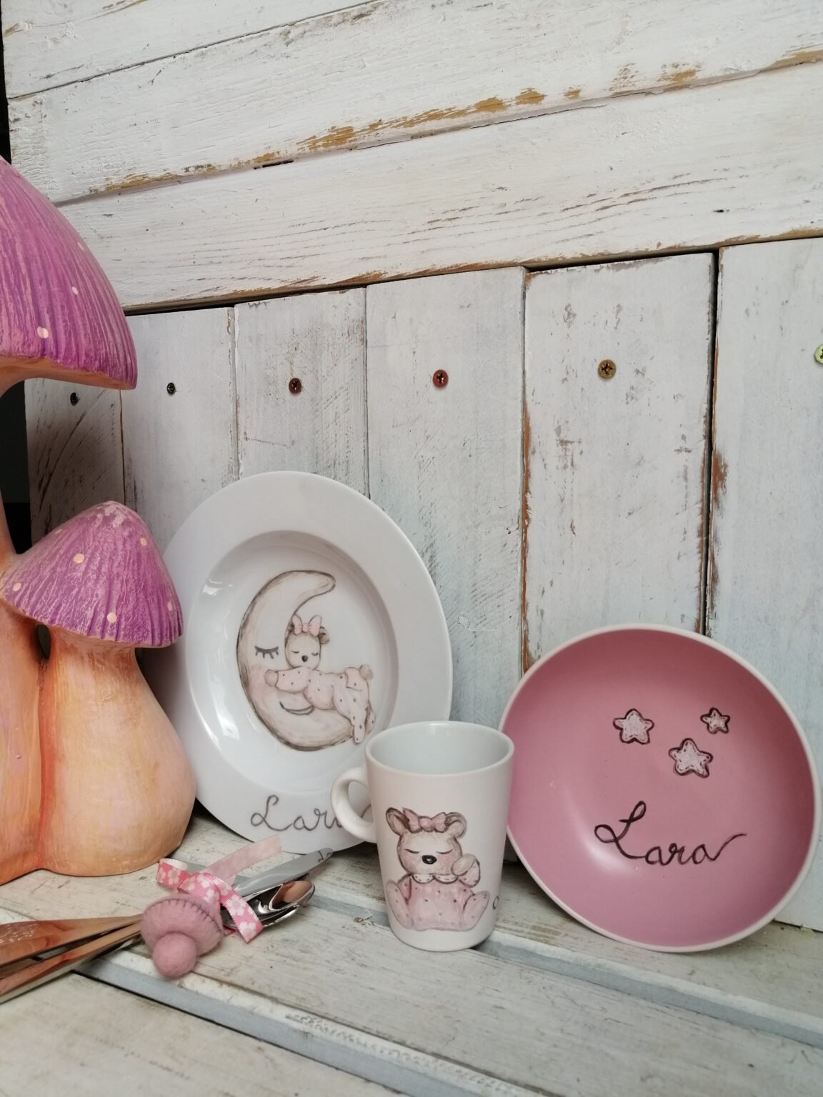 Kit cerámica para niña conteniendo taza, bol y plato de color rosa con dibujos