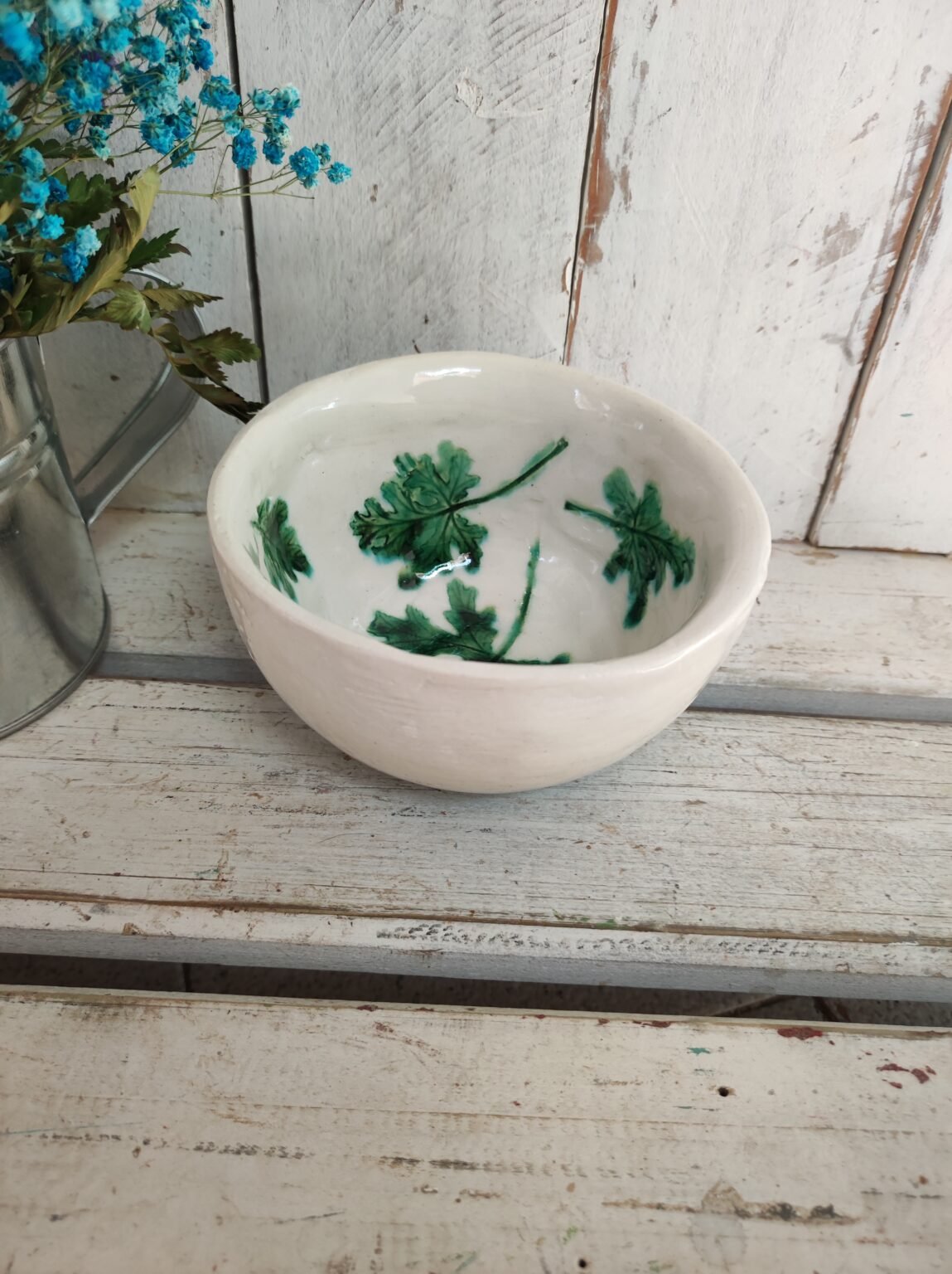 Bol de ceramica decorado con hojas verdes